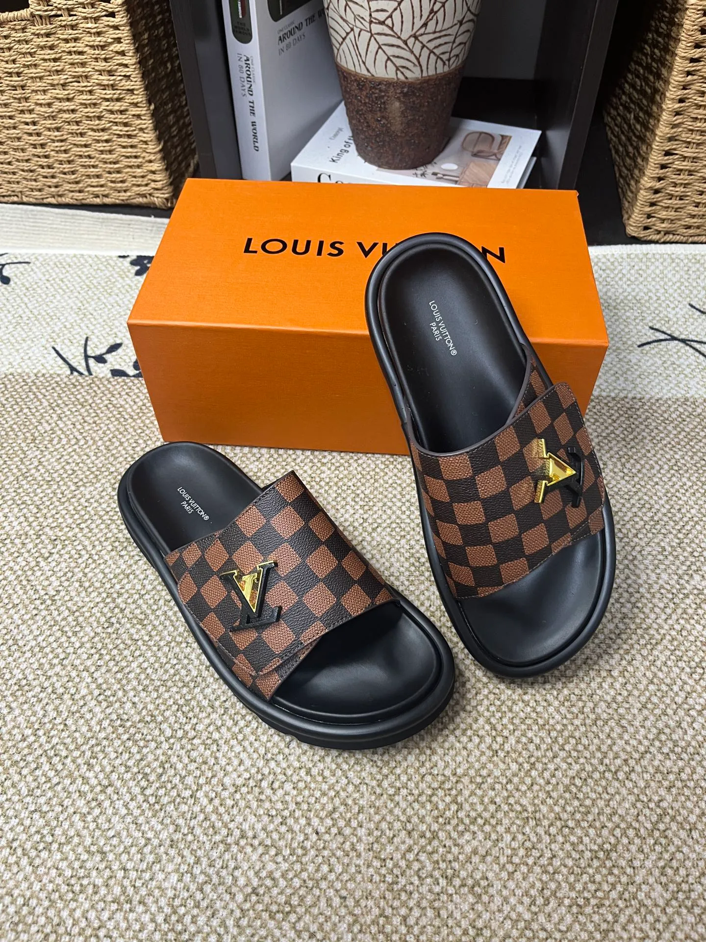 P340 [New Style] [LOUIS VUITTON] Louis Vuitton, LV printing, men's and women's slippers are now on the market, packed in drawer boxes with cloth bags and cards, the upper pattern looks very soft and waxy, and is a super versatile leg slimming tool. Fabric: imported denim/canvas/old fabric, LV hardware LOGO, official website pattern printing, comfortable to wear, feet: high-elastic PU water table. Sole: foam sole, heel height: about 5cm. Code number: 35-46, 35, 45, 46 are custom-made and non-returnable. Color: multiple colors and styles available.